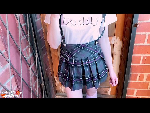 ❤️ Schoolgirl Sucks a dick gu domhainn agus fucks an àite clasaichean. ❤️  Porno  leinn  ☑