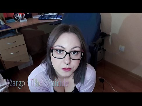 ❤️ Nighean gnèitheach le speuclairean a’ suirghe Dildo gu domhainn air a’ chamara ❤️  Porno  leinn  ☑
