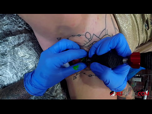 ❤️ Fìor tattooed hottie Sully Savage fhuair tattoo air a clitoris ❤️ Porno leinn ☑