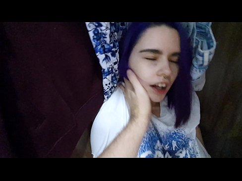 ❤️ Lorg mi mo sis anns a’ chlòsaid agus chuidich i cum ❤️ Porno leinn ☑